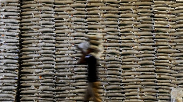 Mengintip Aktivitas Pekerja Angkut Beras SPHP di Gudang Bulog