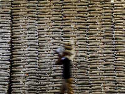 Mengintip Aktivitas Pekerja Angkut Beras SPHP di Gudang Bulog