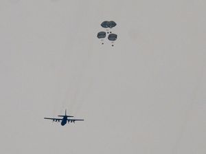 Momen Militer Yordania Jatuhkan Paket Bantuan untuk Gaza dari Udara