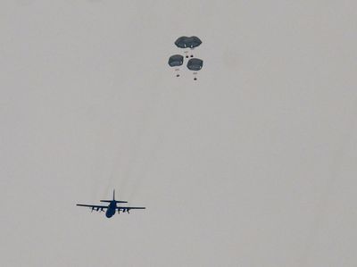 Momen Militer Yordania Jatuhkan Paket Bantuan untuk Gaza dari Udara