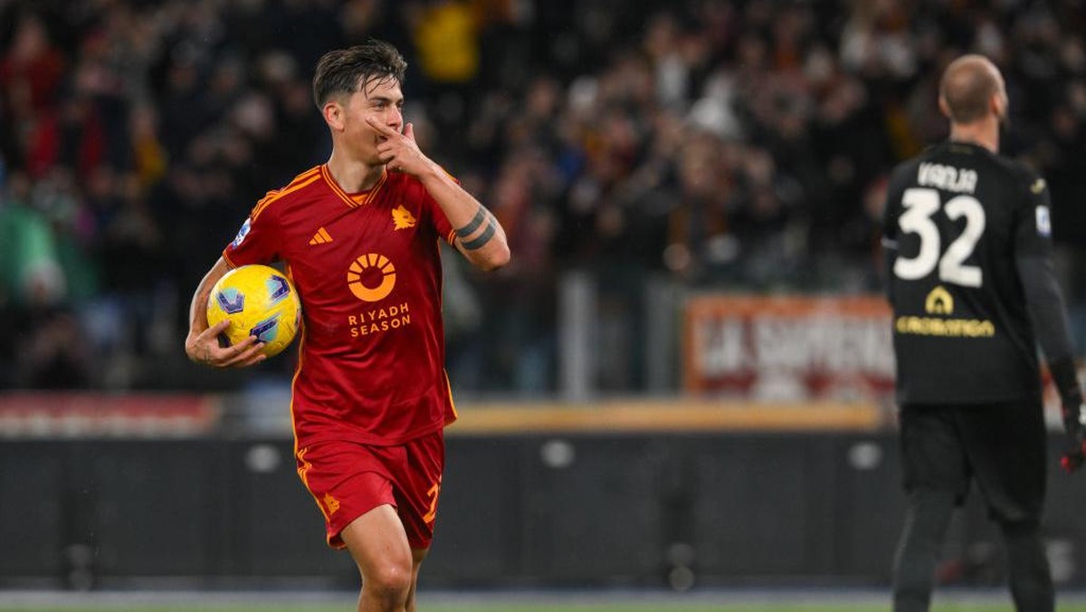 Paulo Dybala memutuskan bertahan di AS Roma meski mendapat tawaran gaji selangit dari Arab Saudi (Foto: AS Roma via Getty Images/Fabio Rossi)