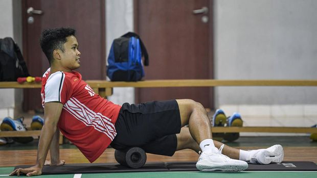 Pelatnas bulu tangkis Indonesia Pebulu tangkis tunggal putra Indonesia Anthony Sinisuka Ginting melakukan pemanasan saat mengikuti Pemusatan Latihan Nasional (Pelatnas) Bulu tangkis di PBSI Cipayung, Jakarta, Selasa (27/2/2024). PBSI menyiapkan pebulu tangkis Indonesia untuk menghadapi dua turnamen terdekat, yakni French Open dan All England Open 2024 pada Maret 2024. ANTARA FOTO/M Risyal Hidayat