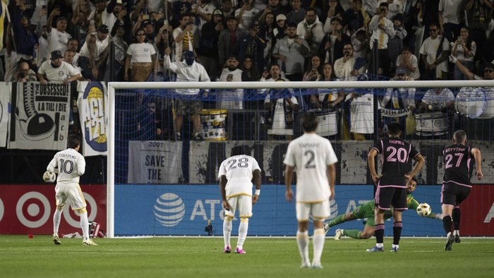 CORRECTS TO SUNDAY NOT SATURDAY - Inter Miami goalkeeper Drake Callender (1) blocks the penalty kick by Los Angeles Galaxy midfielder Riqui Puig (10) during the first half of an MLS soccer match, Sunday, Feb. 25, 2024, in Carson, Calif. (AP Photo/Kyusung Gong)