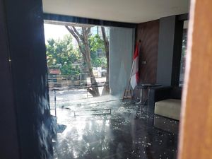 Korban Penembakan Eks Suami Artis Terluka di Tangan Kena Serpihan Kaca Korban Penembakan Eks Suami Artis Terluka di Tangan Kena Serpihan Kaca