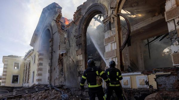 Penampakan Stasiun Kereta Api Ukraina Hancur Dihantam Rudal Rusia