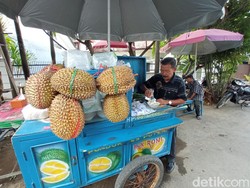 Berkah Es Puter Durian Cirebon, Pakde Roni Sarjanakan 2 Anak dan Berhaji