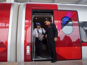 Penumpang Prioritas Whoosh Didampingi Petugas Sampai Tujuan, Ini Potretnya