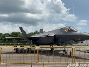 Manuver Mendebarkan Jet Siluman F35 Australia di BIAS 2024 Manuver Mendebarkan Jet Siluman F35 Australia di BIAS 2024