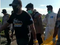 Geger Temuan Mayat Pria Berbaju Kotak-kotak di Pantai Paseban Jember