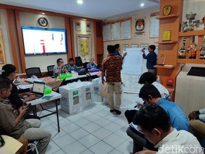 Surat Suara di 7 TPS Kota Serang Dihitung Ulang Surat Suara di 7 TPS Kota Serang Dihitung Ulang