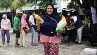 Potret Penjualan Beras Murah yang Bikin Warga Terbantu