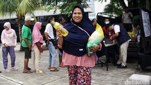 Potret Penjualan Beras Murah yang Bikin Warga Terbantu