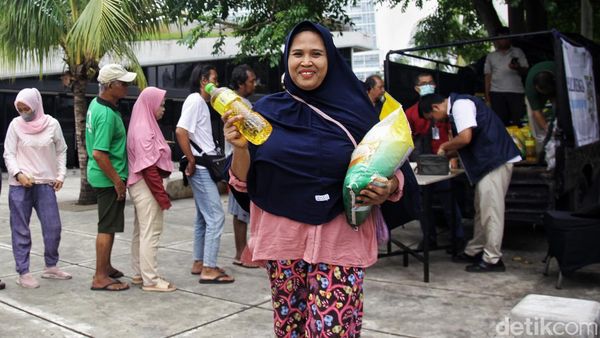 Potret Penjualan Beras Murah yang Bikin Warga Terbantu