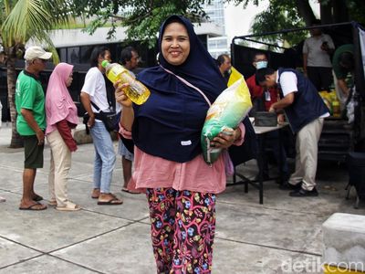 Potret Penjualan Beras Murah yang Bikin Warga Terbantu