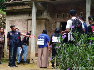 Rekonstruksi Kopi Sianida Pacitan Gambarkan Jelas Kronologi Ayu Racuni Korban Rekonstruksi Kopi Sianida Pacitan Gambarkan Jelas Kronologi Ayu Racuni Korban