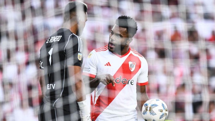 BUENOS AIRES, ARGENTINA - FEBRUARY 25: Miguel Borja of River Plate arues with Sergio Romero of Boca Juniors during a match between River Plate and Boca Juniors a part of Copa de la Liga 2024 at Estadio Más Monumental Antonio Vespucio Liberti on February 25, 2024 in Buenos Aires, Argentina. (Photo by Rodrigo Valle/Getty Images)