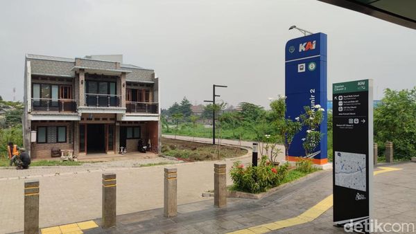 Potret Rumah Viral Ogah Digusur Dekat Stasiun LRT Cikunir, Ternyata Mau Jadi Kafe