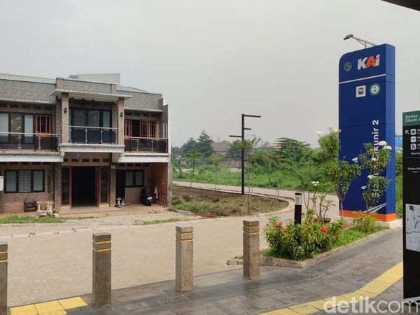 Potret Rumah Viral Ogah Digusur Dekat Stasiun LRT Cikunir, Ternyata Mau Jadi Kafe