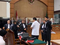 Berjejer Senpi Dito Mahendra Saat Dipamerkan Jaksa Berjejer Senpi Dito Mahendra Saat Dipamerkan Jaksa