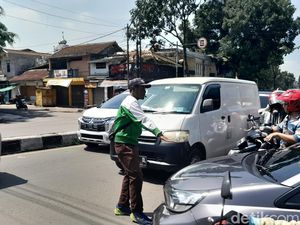 Sabarnya Ajat Hadapi Pengendara Nakal di Perlintasan KA Garuda Bandung Sabarnya Ajat Hadapi Pengendara Nakal di Perlintasan KA Garuda Bandung