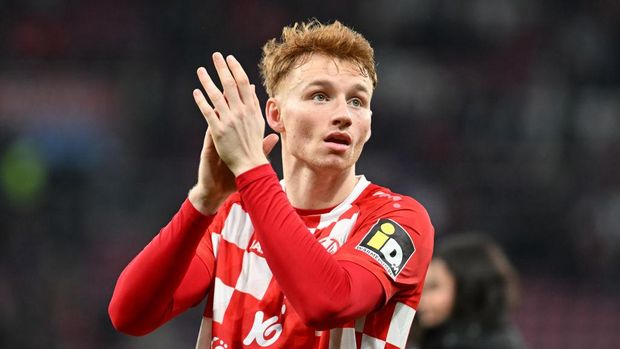 MAINZ, GERMANY - FEBRUARY 17: Sepp van den Berg of 1.FSV Mainz 05 applauds the fans after the Bundesliga match between 1. FSV Mainz 05 and FC Augsburg at MEWA Arena on February 17, 2024 in Mainz, Germany. (Photo by Neil Baynes/Getty Images)