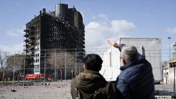 Sisa-sisa Bangunan Apartemen yang Terbakar Hebat di Valencia