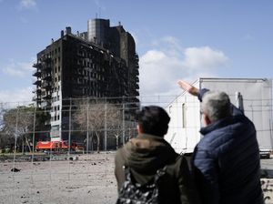 Sisa-sisa Bangunan Apartemen yang Terbakar Hebat di Valencia Sisa-sisa Bangunan Apartemen yang Terbakar Hebat di Valencia