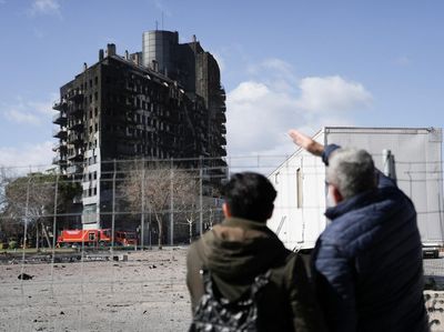 Sisa-sisa Bangunan Apartemen yang Terbakar Hebat di Valencia