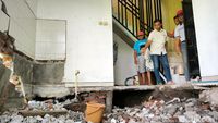 Tanah Ambles di Gresik Membuat Lima Rumah Rusak
