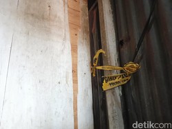 TKP Wanita Dibunuh Suami di Jakbar Digaris Polisi, Bau Busuk Masih Tercium