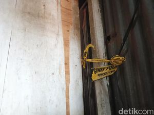 TKP Wanita Dibunuh Suami di Jakbar Digaris Polisi, Bau Busuk Masih Tercium TKP Wanita Dibunuh Suami di Jakbar Digaris Polisi, Bau Busuk Masih Tercium