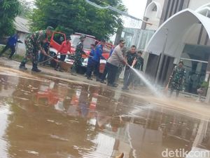 TNI-Polri Bantu Warga Bersihkan Sisa Banjir di Bandar Lampung