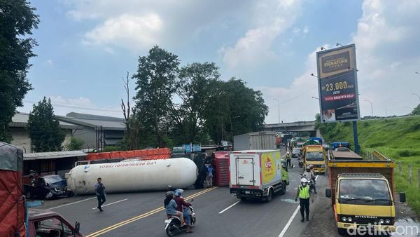 Truk Tangki Elpiji Terguling di Jalan Arteri Mojokerto-Sidoarjo