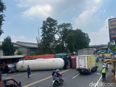 Truk Tangki Elpiji Terguling di Jalan Arteri Mojokerto-Sidoarjo