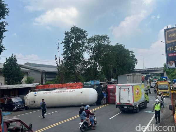 Truk Tangki Elpiji Terguling di Jalan Arteri Mojokerto-Sidoarjo