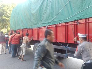Truk Tronton Mogok Saat Putar Arah, Lalin Simpang Talang Bogor Sempat Macet