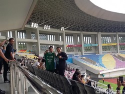 Gusti Randa Beri Gibran Jersey PSS Sleman di Stadion Manahan