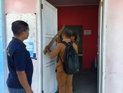 Sekdes di Banggai Segel Kantor Desa gegara Tak Terima Diberhentikan