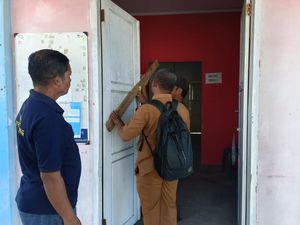 Sekdes di Banggai Segel Kantor Desa gegara Tak Terima Diberhentikan Sekdes di Banggai Segel Kantor Desa gegara Tak Terima Diberhentikan