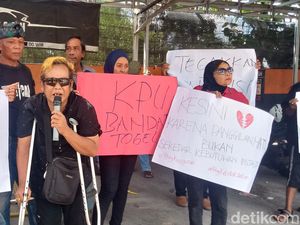 Massa Demo di KPU Klaten, Tuntut Pilpres Ulang Tanpa Campur Tangan Jokowi