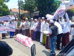 Teriak Pemilu Curang, Ratusan Kiai hingga Santri Geruduk Kantor KPU Sampang