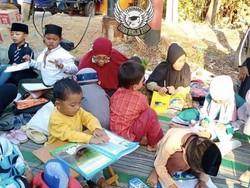 Perjuangan Geng Gemes Sekolahkan Ratusan Anjal-Rawat Nenek Sebatang Kara