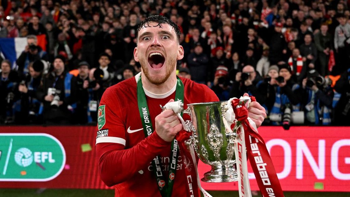 Andy Robertson baru saja membawa Liverpool memenangi Piala Liga Inggris. Foto: Liverpool FC via Getty Images/Andrew Powell