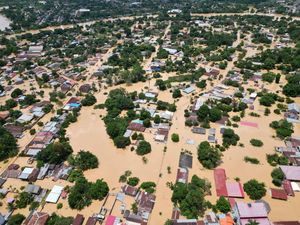 Melihat Dampak Banjir Bandang yang Menyapu Perkotaan di Bolivia Melihat Dampak Banjir Bandang yang Menyapu Perkotaan di Bolivia