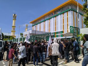 Bank NTB Syariah Didemo Imbas Dugaan Korupsi, Tuntut Direksi Dicopot Bank NTB Syariah Didemo Imbas Dugaan Korupsi, Tuntut Direksi Dicopot