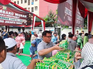 Warga Apresiasi Bazar Sembako Murah Polres Metro Jakbar: Kami Sangat Terbantu Warga Apresiasi Bazar Sembako Murah Polres Metro Jakbar: Kami Sangat Terbantu
