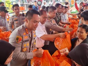 Bazar Polres Metro Jakbar Diserbu Warga, 2.000 Paket Sembako Ludes Dibeli Bazar Polres Metro Jakbar Diserbu Warga, 2.000 Paket Sembako Ludes Dibeli
