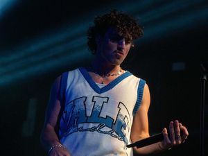 Benson Boone Sentil Penonton Coachella yang Beri Respons Buruk ke Brian May Benson Boone Sentil Penonton Coachella yang Beri Respons Buruk ke Brian May