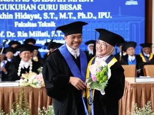 Romantis! Pasangan Suami-Istri ini Kompak Dikukuhkan Bersama Jadi Guru Besar UGM Romantis! Pasangan Suami-Istri ini Kompak Dikukuhkan Bersama Jadi Guru Besar UGM