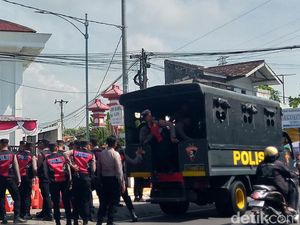 Rekapitulasi Suara KPU Klaten Dijaga Ketat-Pasang Water Barrier, Ada Apa? Rekapitulasi Suara KPU Klaten Dijaga Ketat-Pasang Water Barrier, Ada Apa?